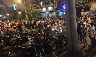 Hàng trăm người kéo tới phố đi bộ để "hóng" hai cô gái hẹn đánh nhau.