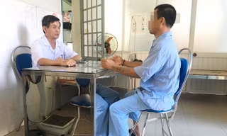 Bác sĩ kiểm tra bệnh tình của một bệnh nhân có dấu hiệu loạn thần. Ảnh: Thanh Trần.