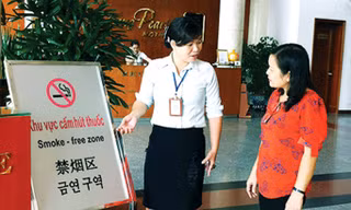 Bảng biển cấm hút thuốc tại nhà hàng, khách sạn.