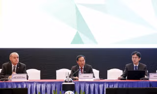 Thứ trưởng Thường trực Bộ Ngoại giao Bùi Thanh Sơn (ở giữa) - Phó Chủ tịch Ủy ban Quốc gia APEC 2017, Chủ tịch SOM APEC 2017 phát biểu khai mạc SOM 3 ở TPHCM. Ảnh: TTXVN.