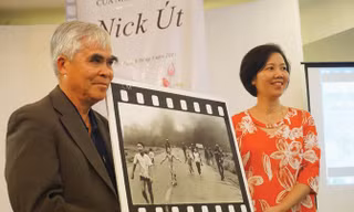 Nick Út trao “Em bé Napalm” cùng ảnh và hiện vật khác cho Bảo tàng Phụ nữ Việt Nam. Ảnh: Toan Toan.
