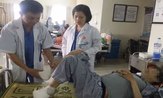 Bác sỹ Mai Trang và bác sỹ Nguyễn Ngọc Thiện thăm khám cho bệnh nhân. Ảnh: Đào Nguyên.