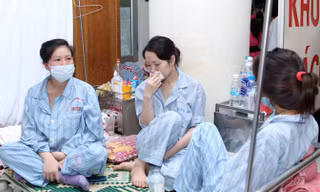 Các bác sĩ khuyến cáo, người bị cúm nên chủ động hạn chế đến chỗ đông người, đeo khẩu trang đúng quy cách. Ảnh: Như Ý.