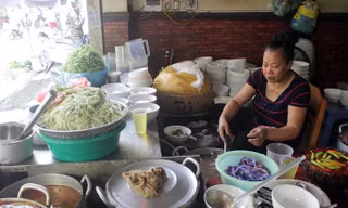 Quán bún chửi này cũng có tên trong danh sách bún mắng cháo chửi nổi tiếng ở Hà Nội. Ảnh: Mạnh Thắng.