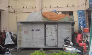 Thùng container chiếm dụng sân chung cư