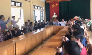 Lãnh đạo huyệnTrạm Tấu, các thành viên tổ công tác và đại diện các gia đình bị nạn nắm chặt tay nhau, quyết vượt khó khăn.