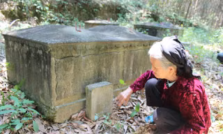 Cụ Liên bên phần mộ con gái.