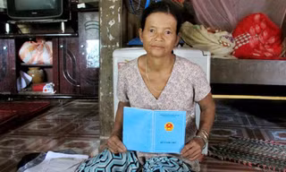 20 năm qua sống trên chính quê hương của mình ở thôn Đắc Ro nhưng chưa được công nhận quốc tịch, bà Blúp Lợ bám víu vào cuốn sổ tạm trú được chính quyền cấp.