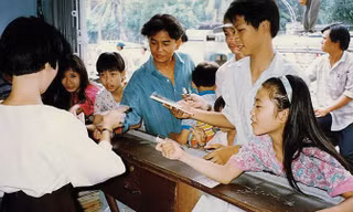 Hình ảnh thường thấy ở một hiệu sách của NXB Kim Đồng tại Hà Nội năm 1992. Ảnh: Tư liệu.