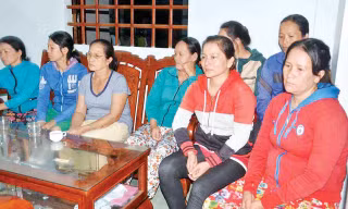Vợ các ngư dân và bà con xóm chài đến nghe tin dữ trên biển.