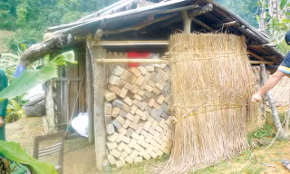 Gần 45 năm nay, cựu chiến binh Phương Văn Phín sống trong túp lều rách nát này.