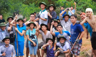 Hạnh (chống cán xẻng bên trái) luôn hòa đồng cùng các bạn.