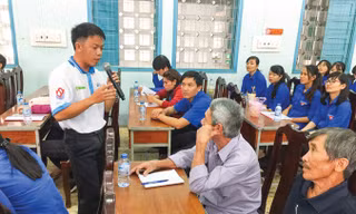 Anh Bùi Văn Sơn trong một hoạt động tập huấn, chuyển giao kỹ thuật nông nghiệp cho người dân. Ảnh: NVCC.