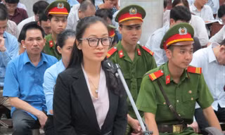 Bị cáo Lê Thị Thu Thủy trả lời HĐXX (người đeo kính).