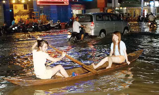 Trung tâm thành phố Cần Thơ hiện nay hễ mưa lớn là ngập. Ảnh: Duy Khương.