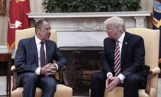 Bức ảnh về cuộc gặp gỡ giữa Tổng thống Mỹ Donald Trump và Ngoại trưởng Nga Sergei Lavrov ngày 10/5 tại Nhà Trắng gây xôn xao dư luận. Ảnh: Tass.