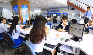 Giao dịch tại Eximbank. Ảnh: Như Ý.