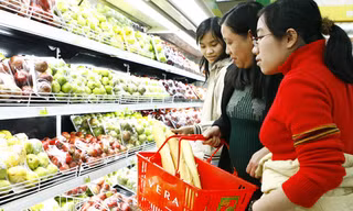 Thực phẩm Tết sẽ được kiểm soát chặt hơn. Ảnh: Hồng Vĩnh
