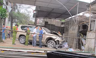Toyota Prado bỗng nhiên phát nổ trên vỉa hè