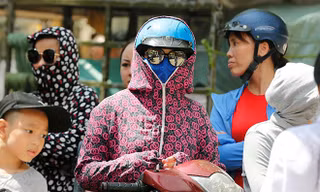 Phụ huynh 'hoá ninja' đội nắng hồi hộp chờ con thi vào 10