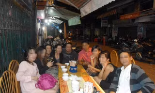 Thân phận 'ký nữ' già đi bắt ‘gà Tây’
