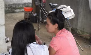 Chị Thảo đang tư vấn HIV cho một bạn trẻ