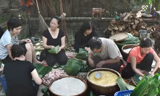 Các nghệ sĩ miền Bắc thi nhau 'trổ tài' gói bánh chưng
