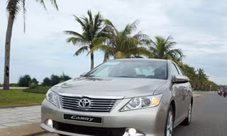 Toyota ‘cháy xe’, khách mua phải chờ đến tháng 3
