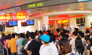 Toát mồ hôi xếp hàng, chen lấn xem phim ngày lễ 30-4
