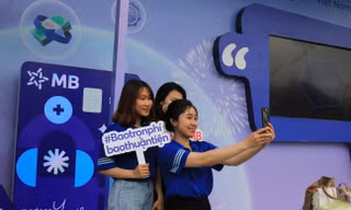 Giới trẻ thích thú với trải nghiệm mở thẻ siêu tốc của MB Bank tại Ngày Thẻ Việt Nam lần 2