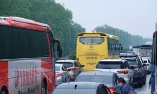 Xe khách tông nhau chắn cao tốc Pháp Vân, dòng xe về Hà Nội 'đứng lặng'
