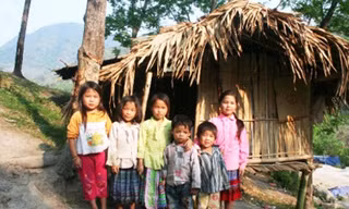 Cô bé 11 tuổi nuôi 5 em nhỏ ăn học