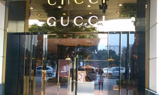 Cửa hàng đồ hiệu Milano tại Hà Nội cửa đóng then cài vì cơ quan chức năng kiểm tra (trưa 7-12)