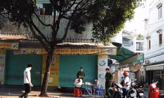Hãi hùng người đàn ông rơi lầu tử vong tại nhà trọ ở TPHCM 