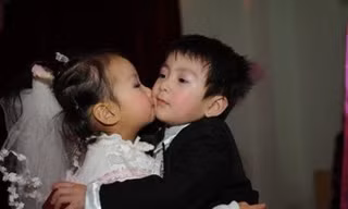 "Đôi vợ chồng trẻ" hôn nhau sau khi hoàn tất thủ tục hôn lễ