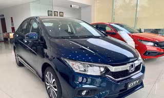 Ôtô cắt lỗ xả hàng, giảm tới 180 triệu đồng