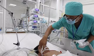 Bé trai nguy kịch vì uống nhầm xăng đựng trong chai giải khát