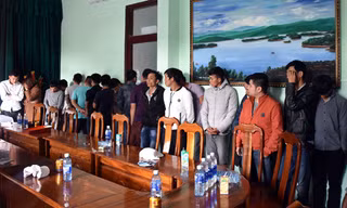Hơn 20 người đánh bạc trong rừng