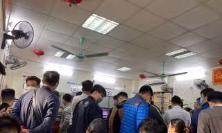 Chờ 3 tiếng để bấm biển số ô tô ngày đầu giảm 50% lệ phí trước bạ