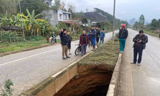 ‘Hố tử thần’ sâu hơn 5 mét xuất hiện giữa đường quốc lộ ở Bắc Kạn
