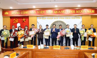 Thái Nguyên gặp mặt, tuyên dương cán bộ gương mẫu trong sắp xếp, tinh gọn bộ máy