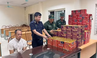 Bắt đối tượng vận chuyển pháo lậu qua biên giới 