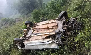 Xe taxi lao xuống vực sâu 120m, 3 người bị thương nặng
