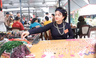 Ghé chợ đá quý ở miền quê Yên Bái, có viên lên đến cả tỷ đồng
