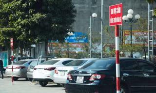 Ô tô đỗ dàn hàng trên vỉa hè tuyến phố trung tâm thành phố Thái Nguyên