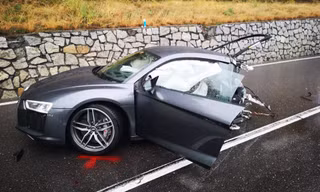 Audi R8 đứt đôi sau cú va chạm với xe Volkswagen