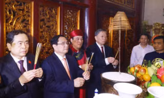 Kính cẩn dâng hương tưởng niệm các Vua Hùng 