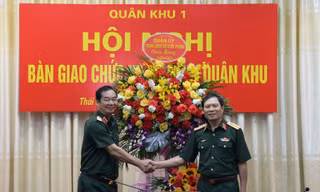 Bàn giao chức vụ Tư lệnh Quân khu 1