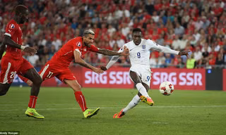 Welbeck là người hùng của tuyển Anh