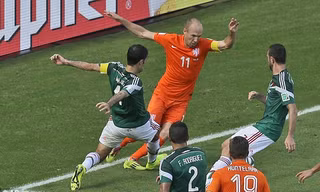 Robben có pha ngã rất đẹp ở cuối trận giúp Hà Lan giành chiến thắng kịch tính
